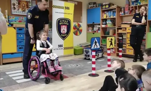 W dniu 15 października nasze przedszkole odwiedzili wyjątkowi goście — funkcjonariusze Straży Miejskiej!   Przedszkolaki z grup V i VI uczestniczyły w ciekawym spotkaniu, podczas którego dowiedziały się, jak dbać o swoje bezpieczeństwo w drodze do przedsz