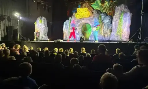 29 października Nasze przedszkolaki miały wyjątkową okazję uczestniczyć w niezwykłej przygodzie teatralnej!   Wybraliśmy się do Teatru V6 w Łodzi na spektakl „Park Czarów”, który oczarował wszystkich barwną scenografią, muzyką i wspaniałą grą aktorów.    