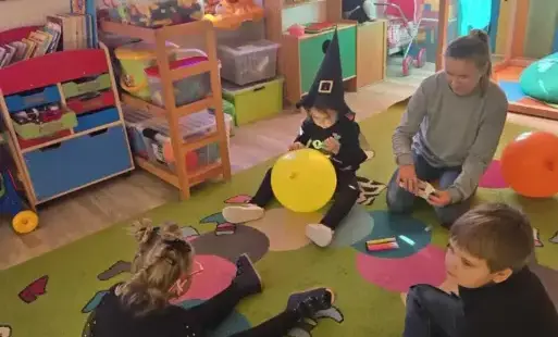 Nasze przedszkolaki z grupy I świetnie się bawiły podczas „Halloween na wesoło”!  Były czarodziejskie eksperymenty, dyniowe prace plastyczne, tańce z balonami i mnóstwo śmiechu. Dzieci ozdabiały dynie, a następnie mogły je wykorzystać w zabawach i dekorac