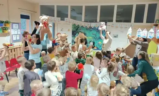 Dzień Pluszowego Misia obchodzony jest 25 listopada i ma na celu uhonorowanie jednej z najbardziej ukochanych zabawek dziecięcych – pluszowego misia.  Dzień Pluszowego Misia to nie tylko hołd dla tej niezwykłej zabawki, ale także doskonała okazja do refle