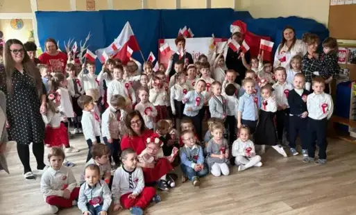 „Niepodległość”  Spośród słów używanych nieczęsto,  tłumnie dzisiaj na place wybiegło słowo piękne, jak honor i męstwo, słowo, które brzmi – niepodległość.   Niepodległość to brąz na cokołach, lecz na co dzień – mówiąc po prostu polski dom, polski las, po