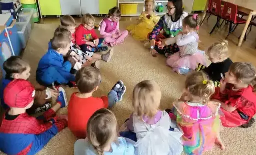 Dzień Bajki w grupie IV!    W środę w naszym przedszkolu magia bajek zawitała na całego!    Dzieci z grupy IV wyruszyły w niezwykłą podróż po zaczarowanym świecie znanych bohaterów – wszystko zaczęło się od listu od Bajeczki i zadania odnalezienia utracon